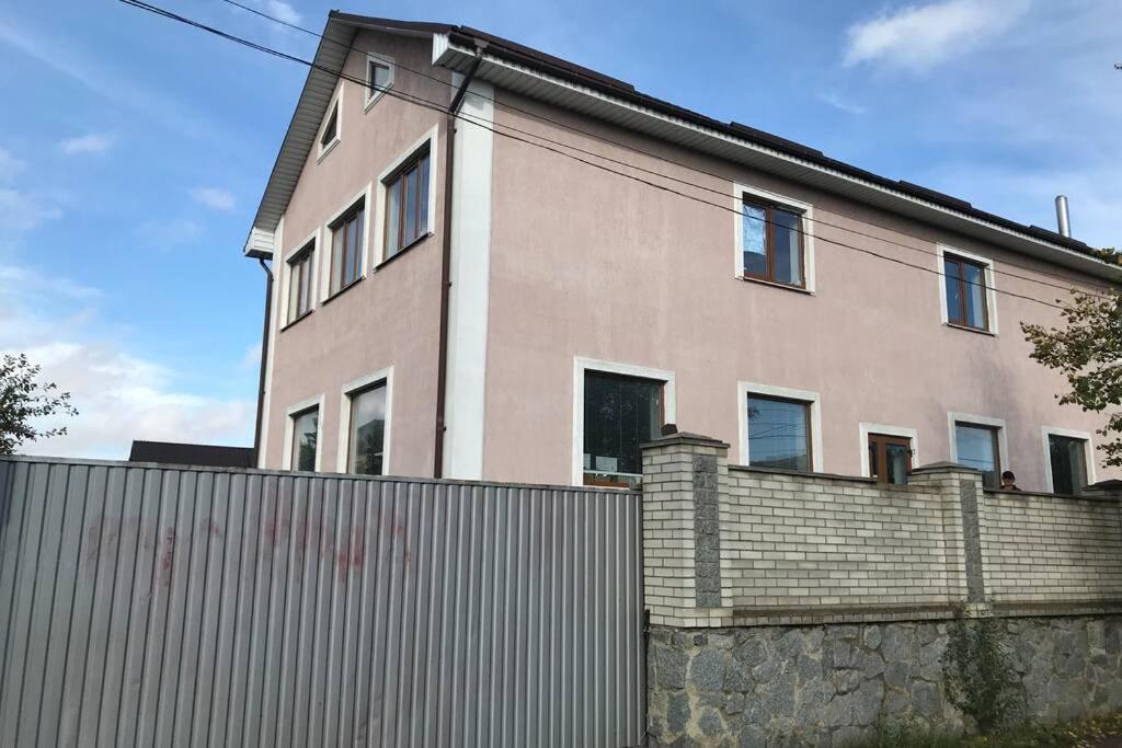Зручне Помешкання В Центрі Міста Саме Для Вас. Berdychiv Esterno foto